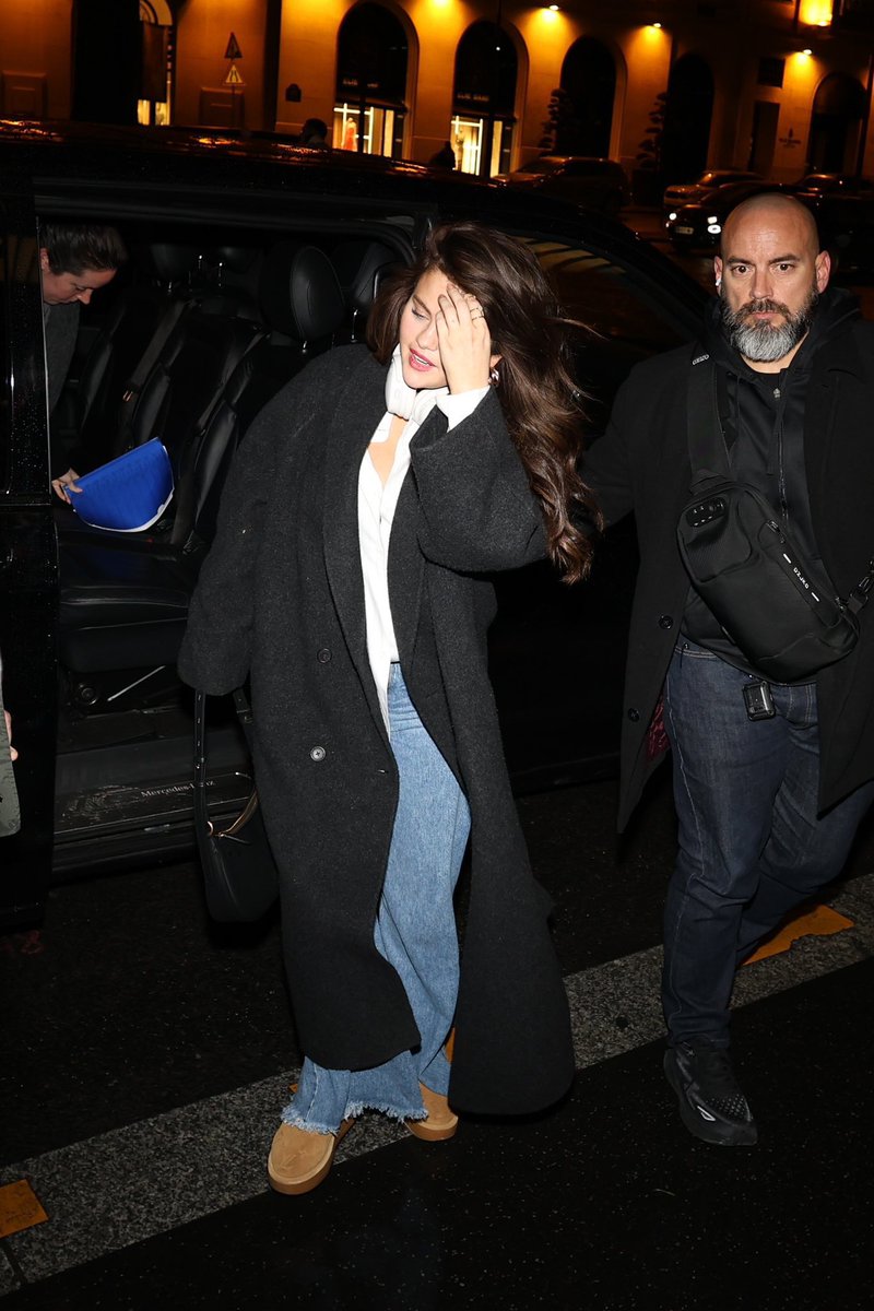 Selena Gomez dans les rues de Paris.