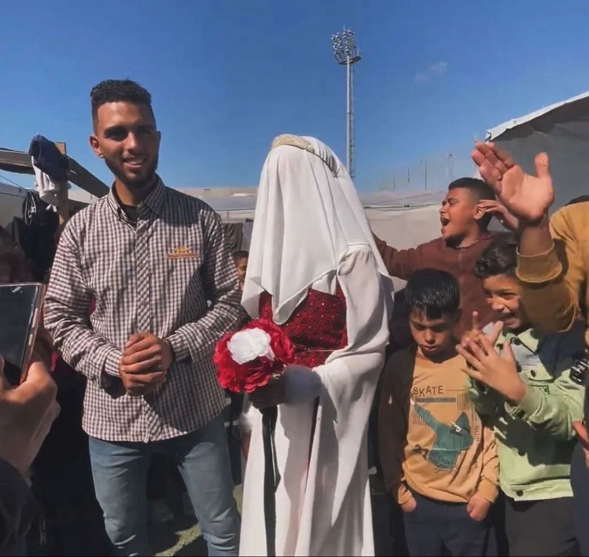 الاحتلال الاسرائيلي يقتل العروس مريم السيد ديب وعريسها عبد الله أبو نحل؛ اللذي لم يمضي على زفافهما سوى ثلاثة أيام في رفح؛ حيث كانا ينتظران انتهاء الحرب لاتمام الزفاف؛ لكن امتداد الحرب دفعهما للزواج بدون مراسم؛ ثم قامت قوات الاحتلال باستهداف خيمتهم وقتلهم بشكل مباشر مع أفراد من