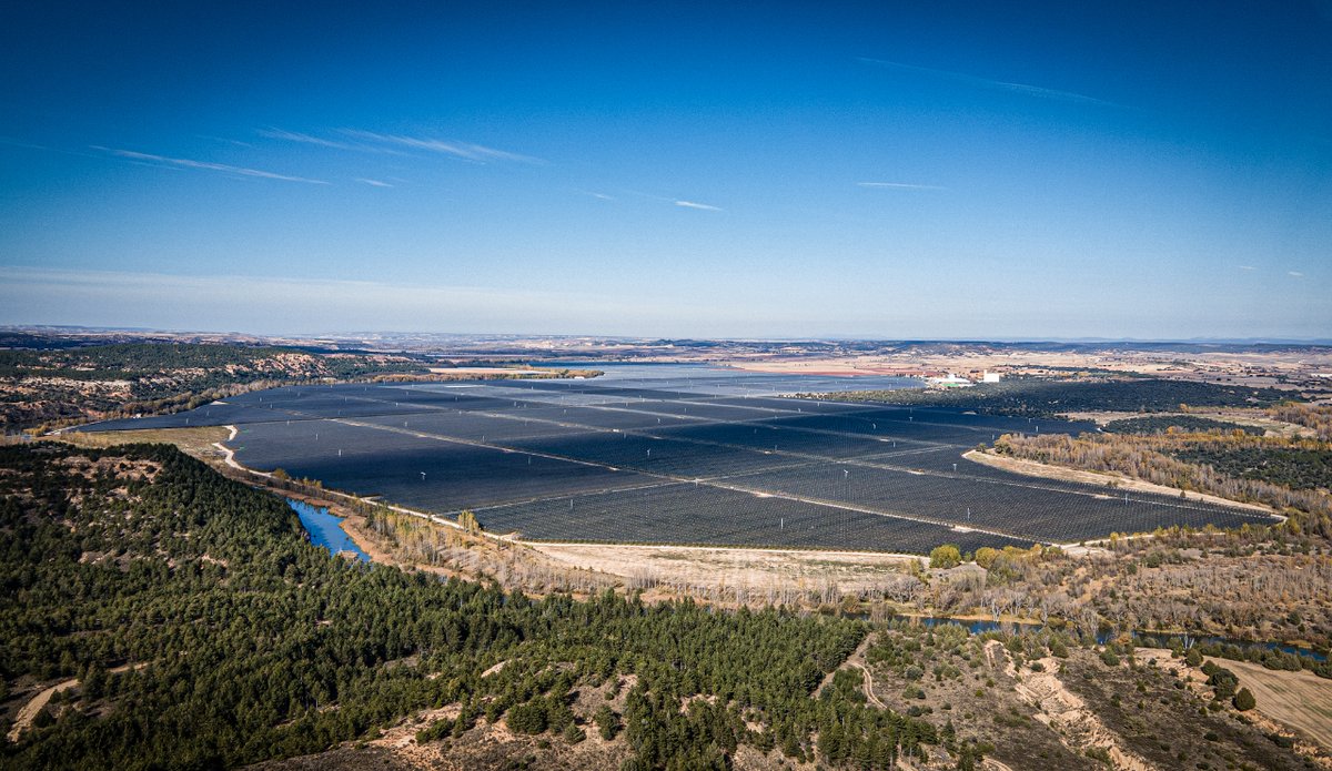 RutaVinoRibera's tweet photo. Hoy damos la bienvenida a la #RutadelVinoRiberadelDuero, a La Ruta de la Manzana de #Soria, en #LaRasa. Una gran finca de 1.045 hectáreas, junto al río #Duero. La explotación más grande de Europa y la segunda del mundo.
https://t.co/cV7e6d7Ijg https://t.co/QJTwldDVRp