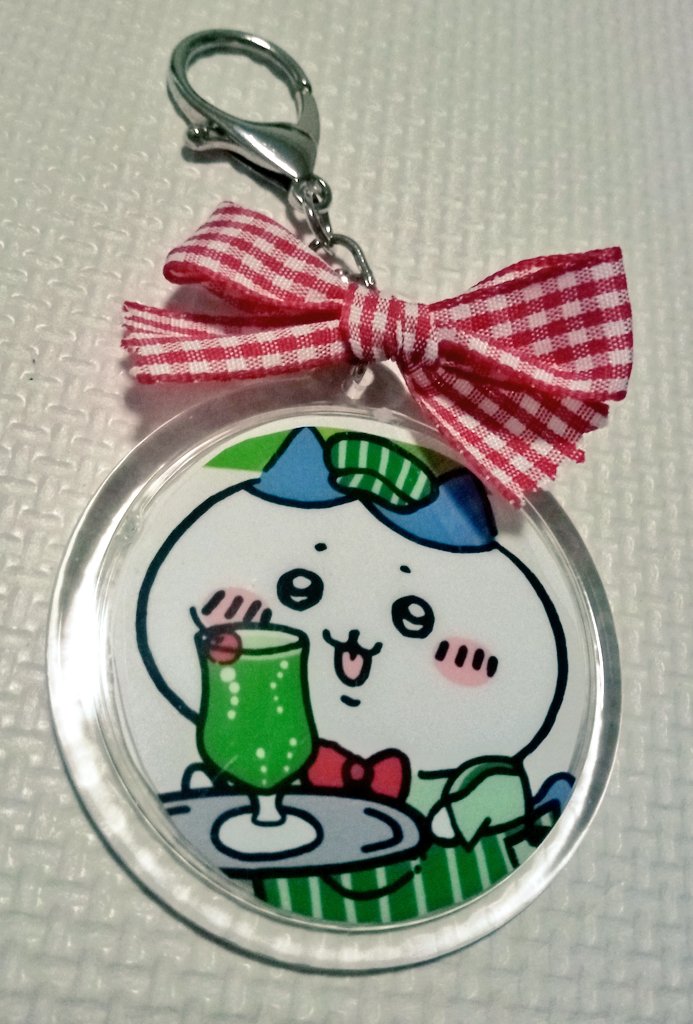 z_u_r_0's tweet image. 炭酸ラベルの超簡単まっすぐにする方法を紹介します〜✨
綺麗に伸ばしてキーホルダーやカードにしちゃおう！

#ちいかわ
#ハチワレ
#リメイク
#サントリー
#POPメロンソーダ