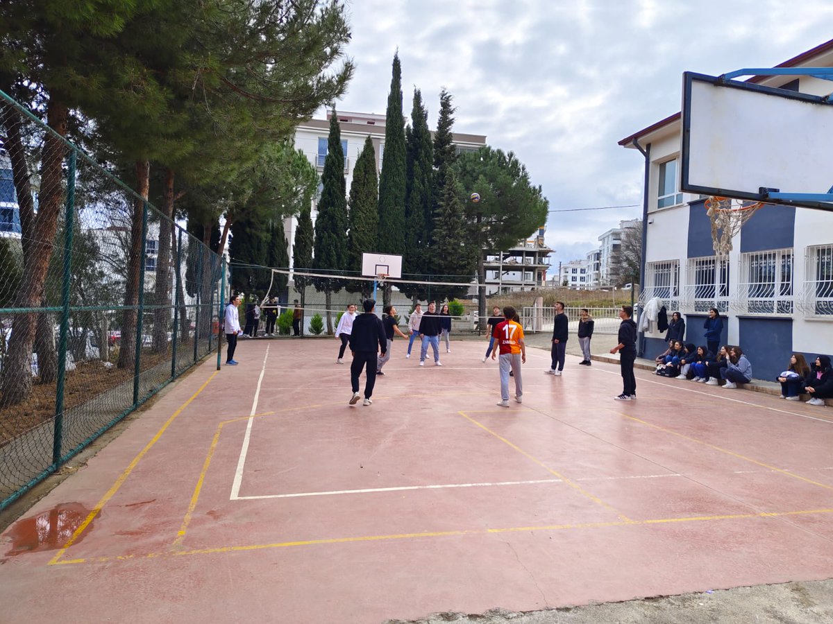 Okulumuzun 2..Donem sıniflararası voleybol müsabakaları tüm  heyecanıyla devam etmektedir.
