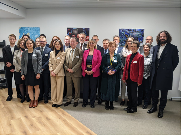 Cdefi's tweet photo. #Europe 🇪🇺
@sretailleau à la Maison Irène et Frédéric Joliot Curie : «Cette maison représente l’équipe France à Bruxelles. Notre responsabilité de penser la science de manière collective est incarnée à la #MIFJC par le regroupement des organismes de la science française» https://t.co/W167JMprBa