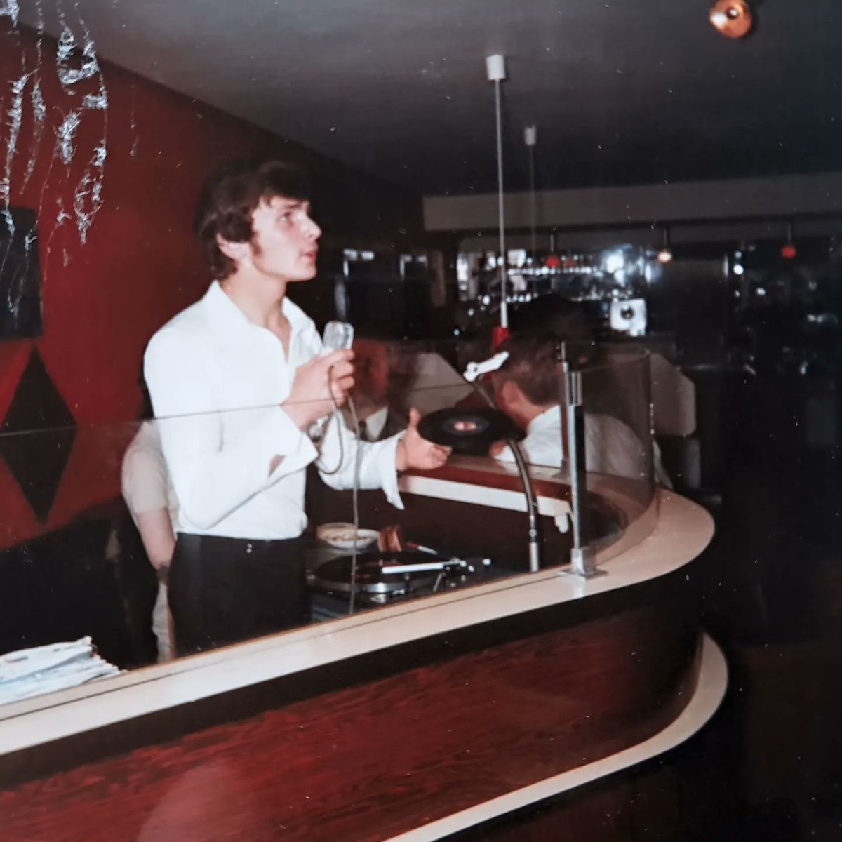 kohlenspott's tweet photo. Long time ago: FLASHLIGHT - an der Wanner Straße in Gelsenkirchen um 1970. So sahen früher DJ aus...😉
#Gelsenkirchen #flashlightgelsenkirchen. #lotharlange #flashlight #DJ #Discothek #Oldie #bulmke #kohlenspott #70er https://t.co/uvZIAJoYR1