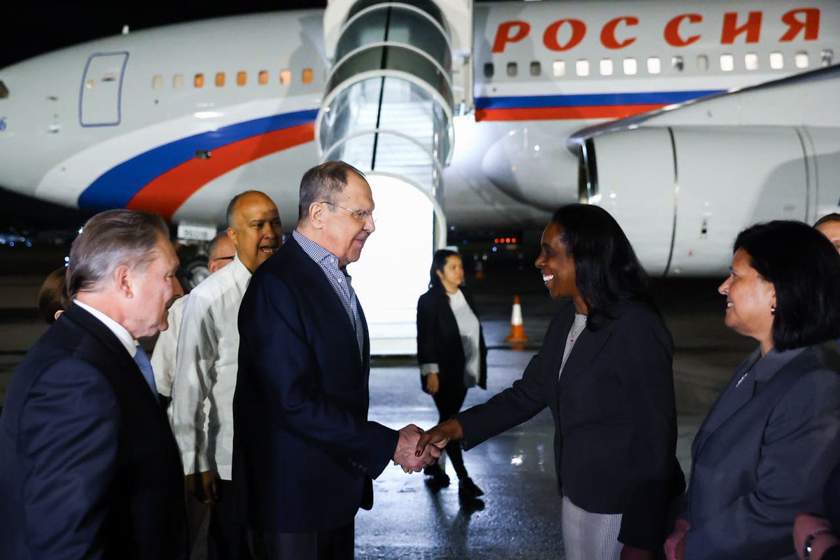 🇷🇺🇨🇺 El Canciller ruso, Serguéi Lavrov, llegó a la República de Cuba, dando inicio a su gira por América Latina.

🤝 Moscú y La Habana están unidos en su deseo de avanzar hacia la construcción de un orden mundial multipolar más justo.

🔗 t.me/MAERusia/3548

#RusiaCuba