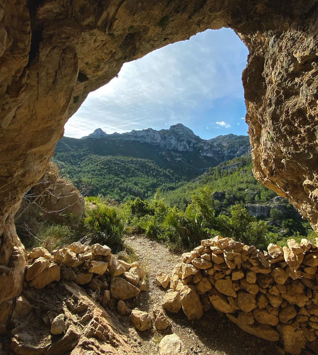 terresebretur's tweet photo. 🦬 Ja heu descobert les pintures rupestres de Cabrafeixet, declarades Patrimoni de la Humanitat per la UNESCO? La cova del Lladre, la cova de la Mallada i les Coves de l'Abric de Cabrafeixet us captivaran.

📸 santibedouin, turismeperello, santibedouin, jordibb84

#TerresdelEbre https://t.co/gWKo2WlVIn