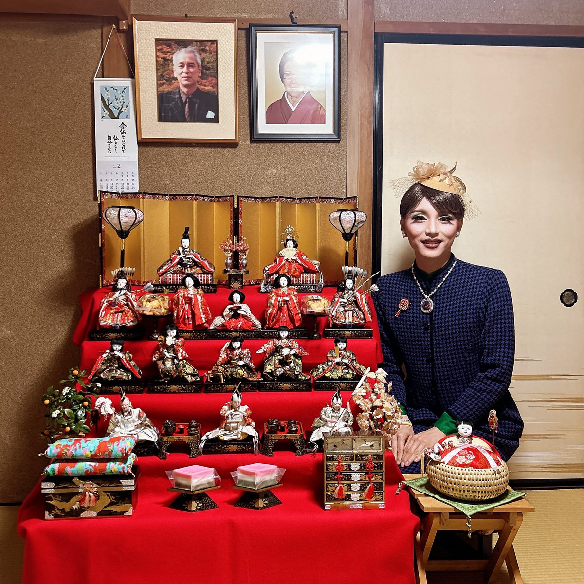 no_showa's tweet photo. 故郷での講演仕事、全行程無事終了。
今日は児童養護施設の職員研修でお話。四日市の教育委員会の皆様とも意見交換を。

帰りに少し寄り道をして、母方の今は亡き祖父母の家へ。遺影とお雛様とパシャリ。

懐かしい空気をいっぱい吸い込んだ帰省。忘れ難い数日間になりそうです。 https://t.co/gxYoxmYA6R