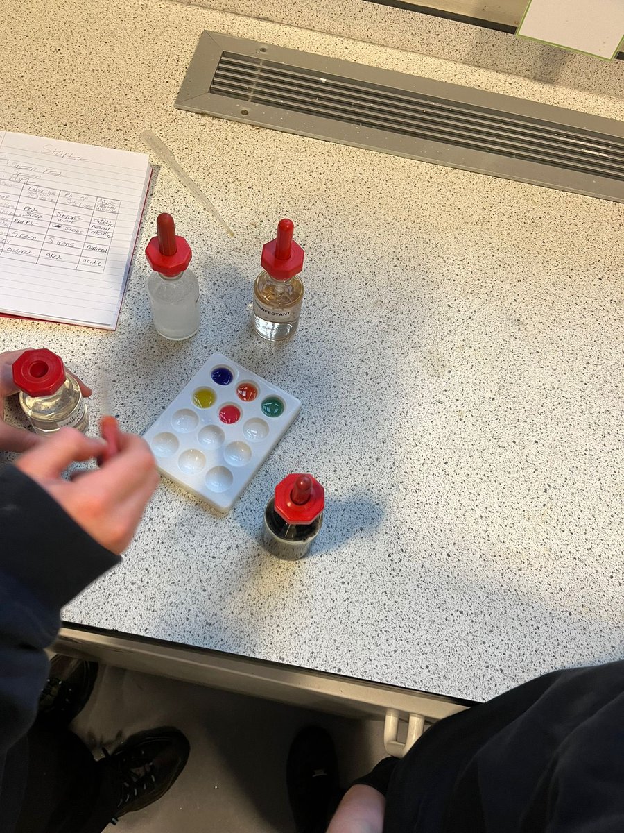 WilliamwoodHS's tweet image. S1 Scientists improving their practical skills by testing the pH of common household acids and alkalis 👩‍🔬🧪🧑‍🔬 #wwhsscience