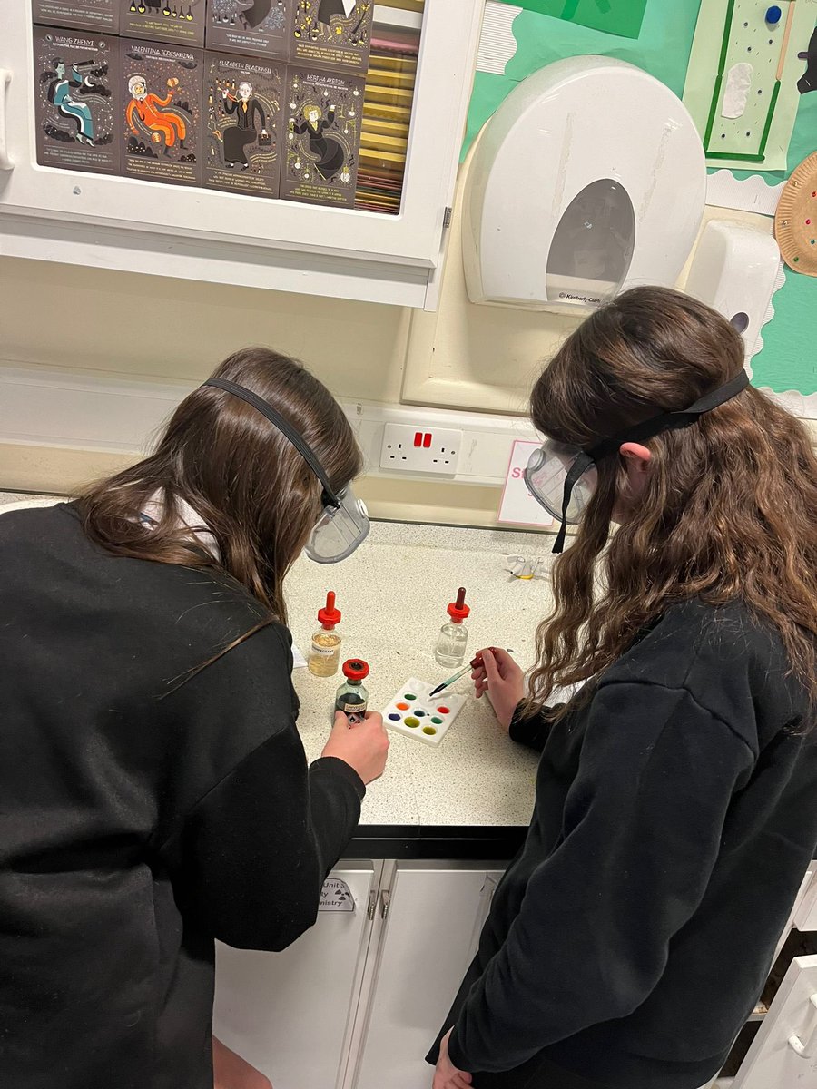 WilliamwoodHS's tweet image. S1 Scientists improving their practical skills by testing the pH of common household acids and alkalis 👩‍🔬🧪🧑‍🔬 #wwhsscience