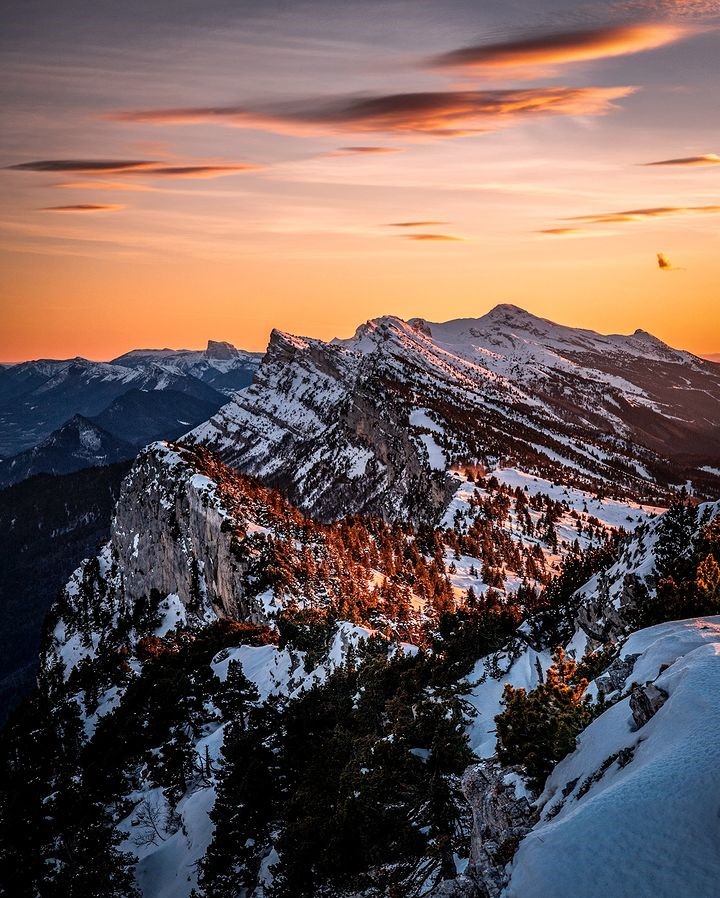 Une randonnée dans le Vercors ? Pour les plus vaillants d'entre nous, il y a à la clé un joli coucher de soleil avec vue sur les montagnes 🤩💙

📸 De notre ambassadeur <a href="/tas2cailloux/">Tas2cailloux</a> (sur Instagram)

#monisere #vercors #sunset#view #rando #moutains