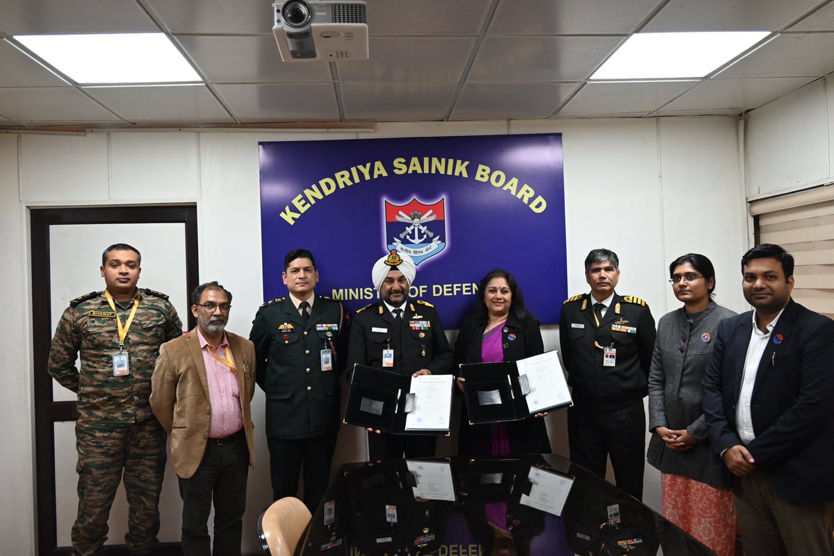 REC Foundation Team made a contribution of Rs 15 Crores to #ArmedForcesFlagDayFund. Smt. Taruna Gupta, ED-CSR, presented the cheque to Secretary AFFDF. We are thankful for their unstinted and continuous support towards welfare of Ex-Servicemen and their dependents. @RECLindia