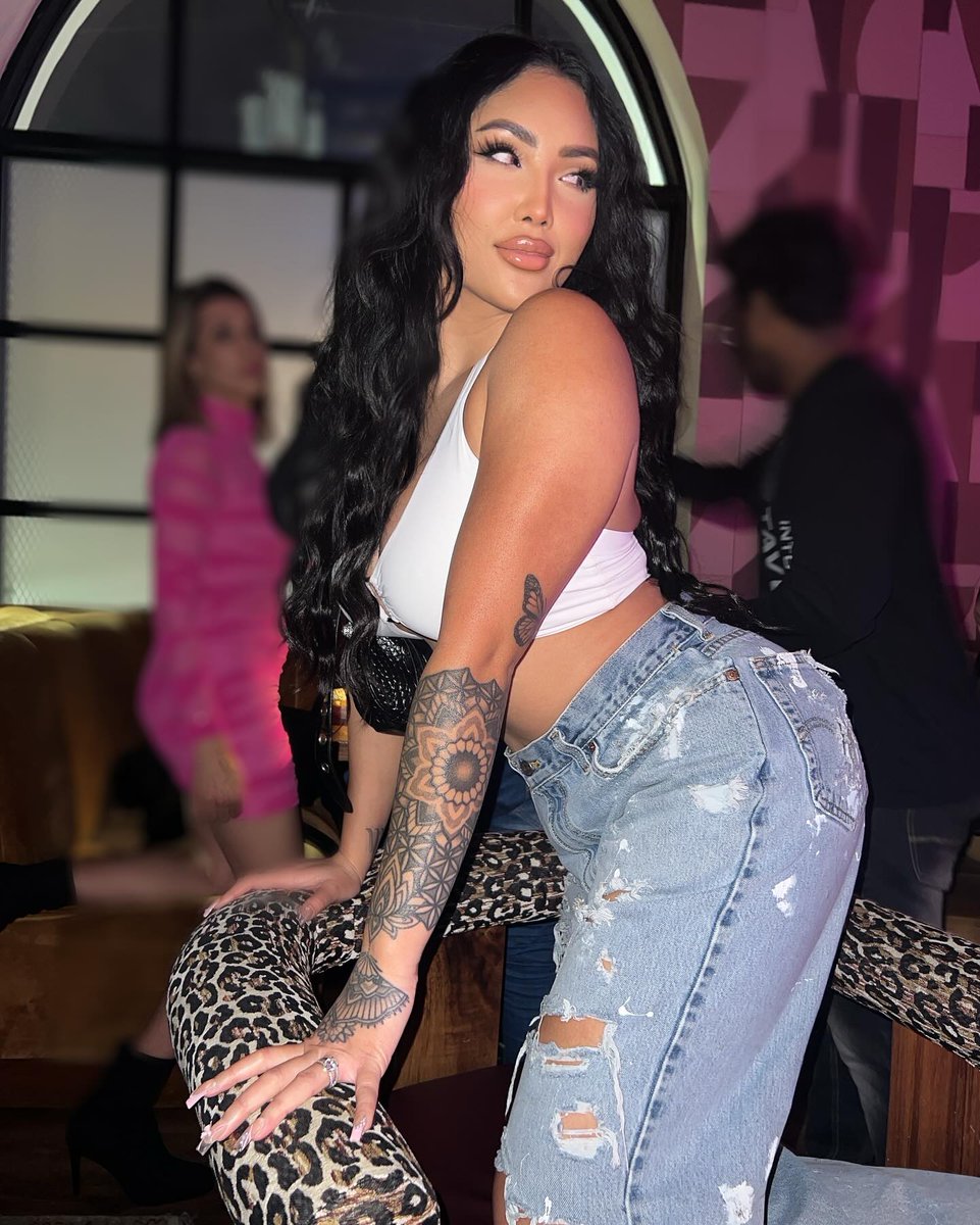 celeb_trust's tweet photo. Marie Madore, an #American #model and influencer in the realms of #fitness, wellness, and beauty, is recognized for the captivating glamour modeling content she shares on her Instagram profile bearing her name.

Know more about Marie Madore on #CelebTrust 
https://t.co/RWhpyseKqC https://t.co/xr1wXcAP0z