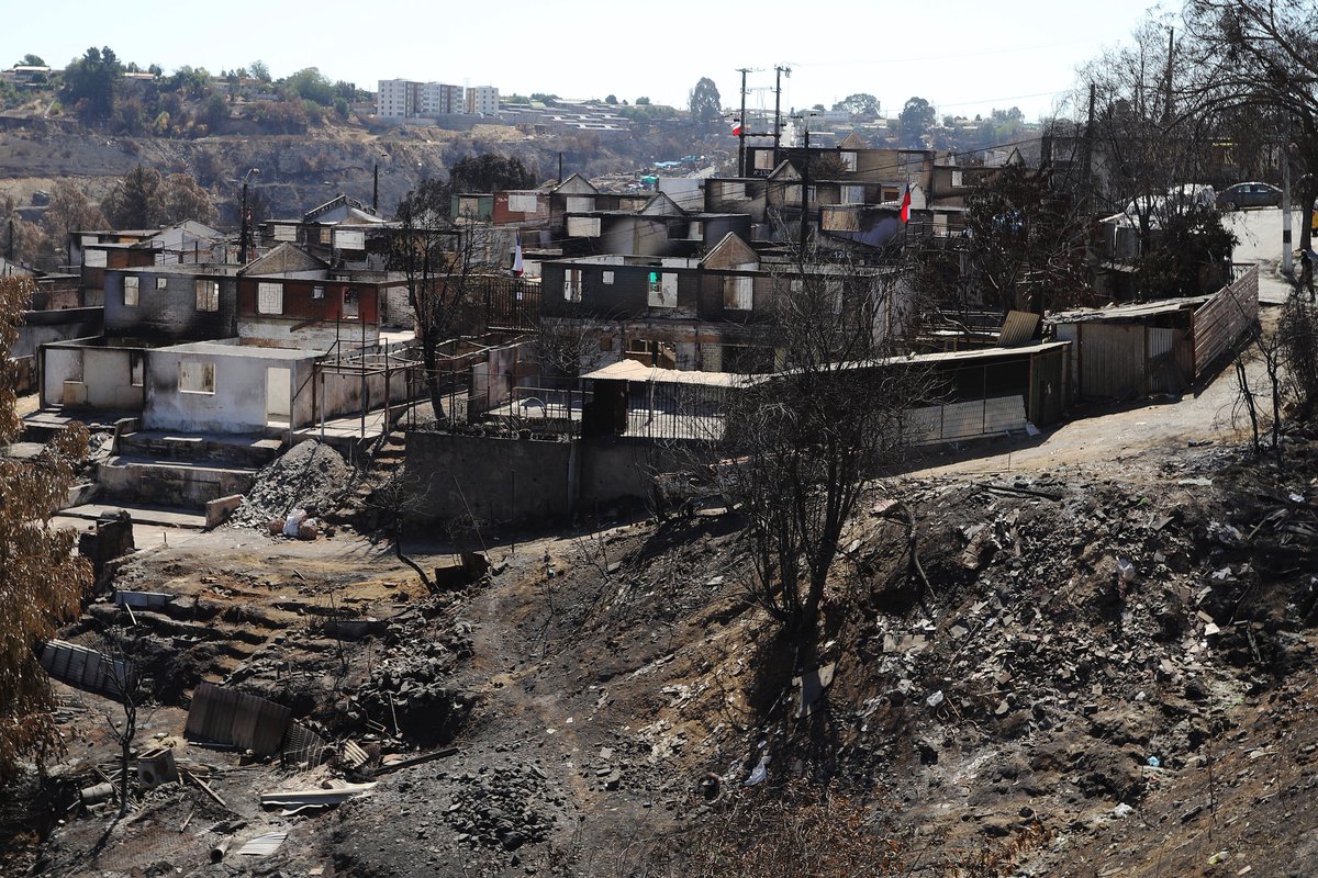 adnradiochile's tweet photo. 🎙️ EN VIVO | En #ADNHoy  Carolina Martínez (@Caro_MartinezUC @CIGIDEN ) e incendios en Valparaíso: "El desafío del ordenamiento territorial es poder incorporar las áreas de riesgo dentro de los instrumentos de planificación"

📻 https://t.co/8szv34JQPF
💻 https://t.co/jJWR6Tlay3 https://t.co/eiZN8uAcKa