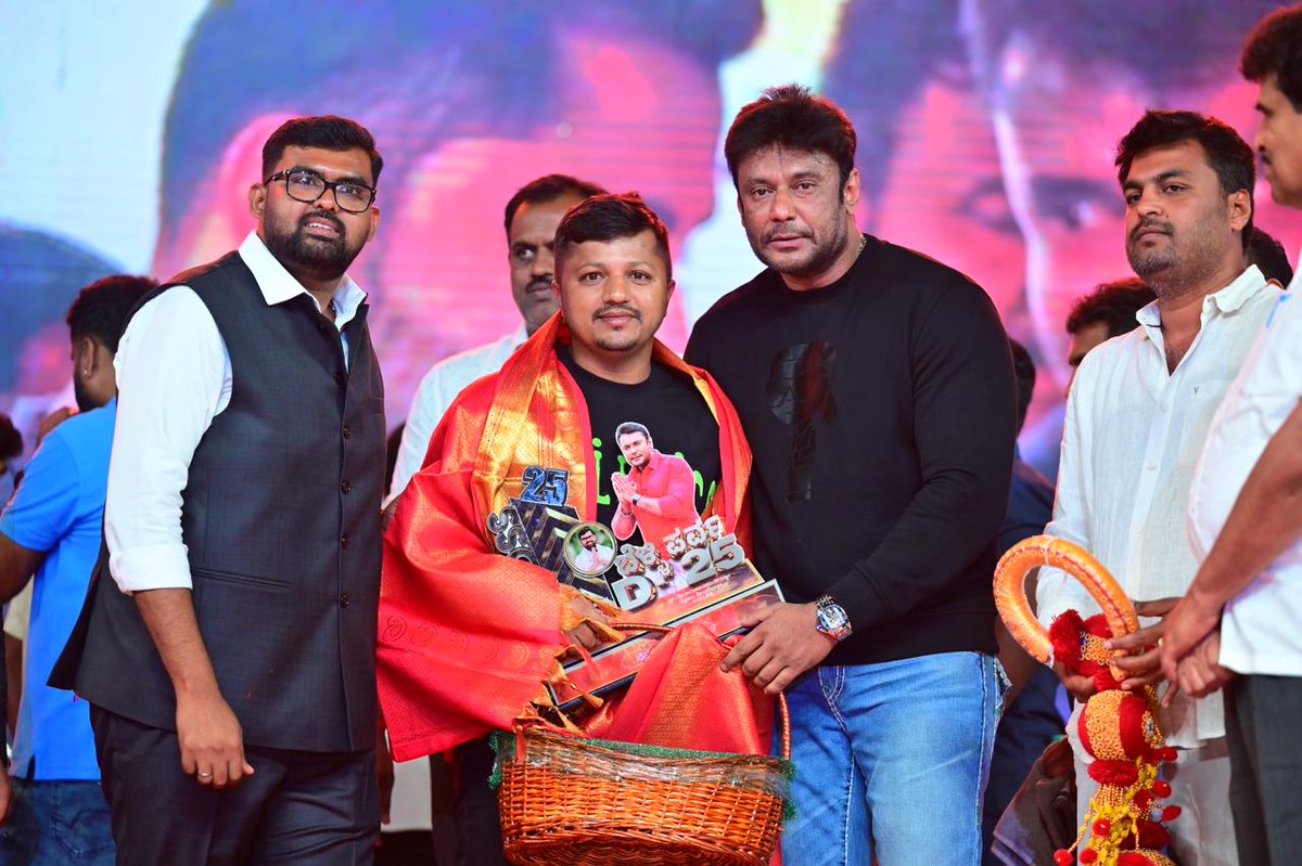 Nagabharana Gubbi (@nagabharangubbi) on Twitter photo ರಾಬರ್ಟ್ ಹಾಗೂ ಕಾಟೇರ ಚಿತ್ರದ ಪ್ರಮೋಷನ್ ಜವಾಬ್ದಾರಿ ಉಳಿಸಿಕೊಂಡು ಭರ್ಜರಿ ಯಶಸ್ಸು ತಂದುಕೊಟ್ಟ ನಿರ್ದೇಶಕ ಎಸ್ ಮಹೇಶ್ ಅವರಿಗೆ ಡಿ -25 ಬೆಳ್ಳಿ ಪರ್ವ ಕಾರ್ಯಕ್ರಮದಲ್ಲಿ ಸನ್ಮಾನ
<a href="/SMaheshDirector/">S Mahesh Kumar</a> <a href="/dasadarshan/">Darshan Thoogudeepa</a>
#DBoss #DarshanThoogudeepa ರಾಬರ್ಟ್ ಹಾಗೂ ಕಾಟೇರ ಚಿತ್ರದ ಪ್ರಮೋಷನ್ ಜವಾಬ್ದಾರಿ ಉಳಿಸಿಕೊಂಡು ಭರ್ಜರಿ ಯಶಸ್ಸು ತಂದುಕೊಟ್ಟ ನಿರ್ದೇಶಕ ಎಸ್ ಮಹೇಶ್ ಅವರಿಗೆ ಡಿ -25 ಬೆಳ್ಳಿ ಪರ್ವ ಕಾರ್ಯಕ್ರಮದಲ್ಲಿ ಸನ್ಮಾನ
<a href="/SMaheshDirector/">S Mahesh Kumar</a> <a href="/dasadarshan/">Darshan Thoogudeepa</a>
#DBoss #DarshanThoogudeepa
