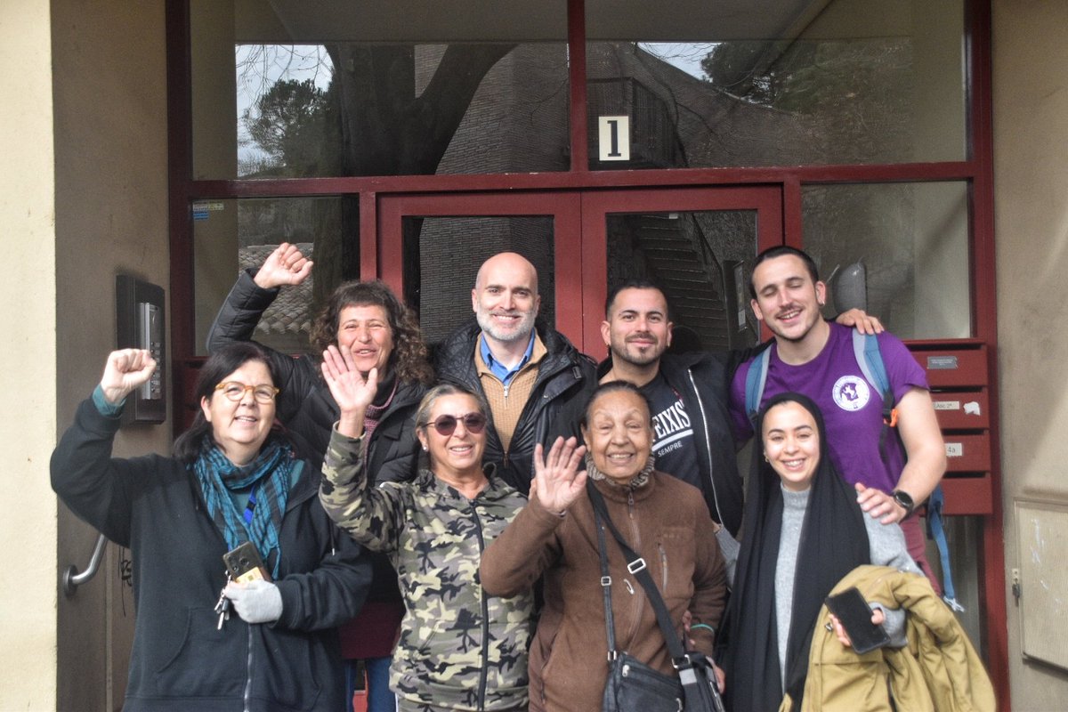 Avui hem fet costat al <a href="/Llogateres_Gi/">Sindicat de Llogateres de Girona</a>.

Hem aturat el desnonament de la Teresa que #Divarian volia perpetrar. 

Sí que es pot!!