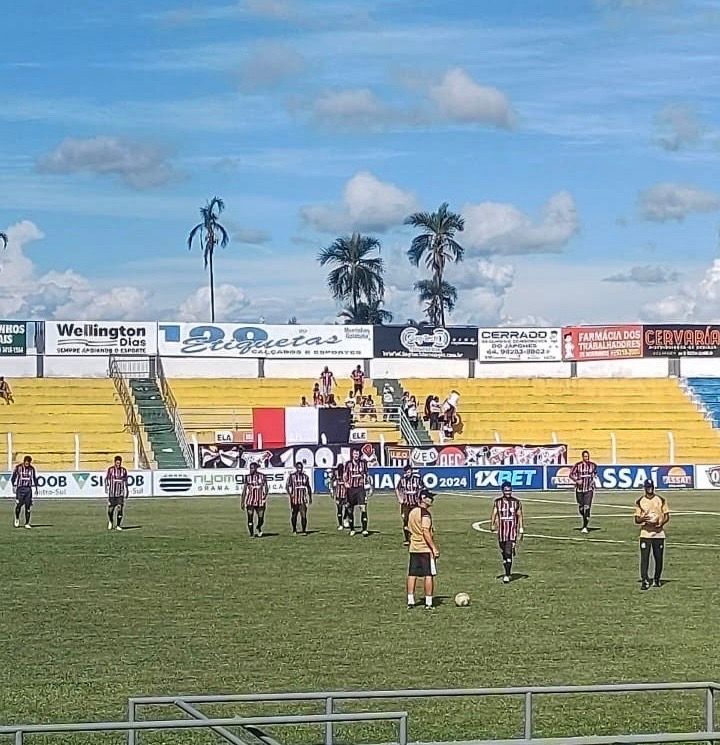 AnapolisFCGalo's tweet photo. #SemprePresentes 🚍🛣️🇾🇪🏟️

Parabéns aos torcedores Tricolores que se deslocaram até Morrinhos para apoiar e prestigiar o Anápolis, quase 400km de estrada e muita apatia em campo!

O Anápolis somos nós! ❤️🤍🖤

📸 @v_souza25

#AquiéGalo 🐔🇾🇪

#AnapolisFC #Galo #Tricolor https://t.co/CYV26bBrXH