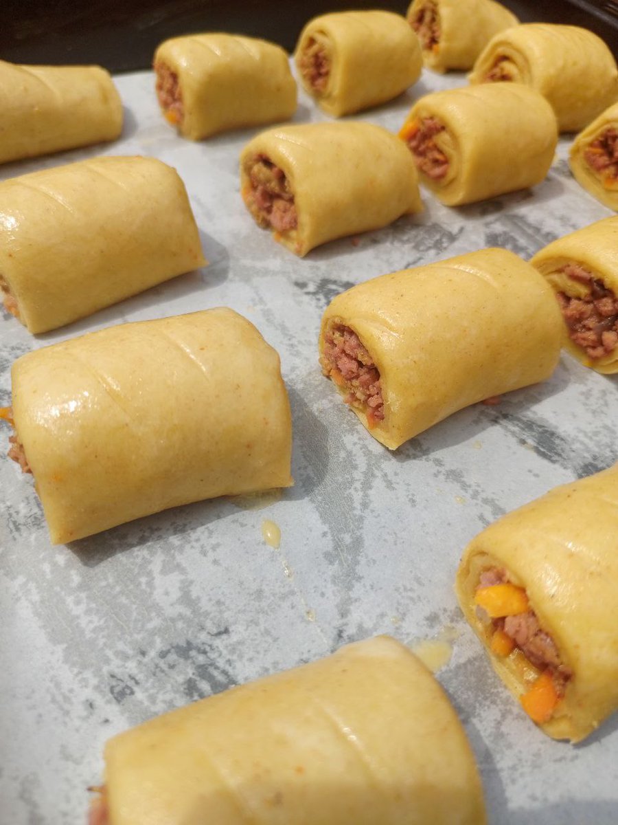 daministreat's tweet photo. Yaaayy 🥳 It's a Beautiful Week already Favorites 🤩 

Guess what? 

We now have our Special Sausage Rolls Available as Lunch Pack Snacks... Very affordable... With Meat or chicken Pie😁😁

Ask for the pricelist 😁

#Lunchpack #Snacks #galatvi https://t.co/L9RkN30Yq9