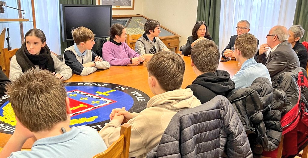 aclimoges's tweet photo. Signature par la rectrice @CDrucker_Godard d'une convention Classe Défense entre le collège d'Objat et l'école de gendarmerie de Tulle :
- découverte des métiers de la gendarmerie ;
- travail autour des compétences citoyennes ;
- interdisciplinarité. https://t.co/ldLmX2BQWK