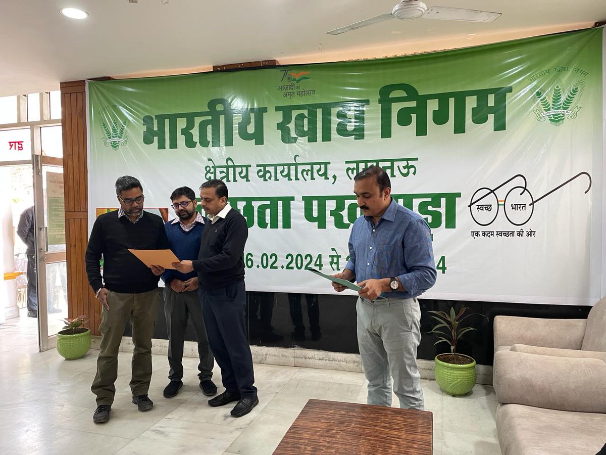 FciLko's tweet photo. स्वच्छता पखवाड़ा 2024 के तहत आज भारतीय खाद्य निगम क्षे���्रीय कार्यालय लखनऊ में क्षेत्रीय कार्यालय के सभी अधिकारी एवं कर्मचारीगण द्वारा कार्यालय प्रांगण में स्वछता शपथ ली गयी| #SwachBharat #GarbageFreeIndia #SwachhataPakhwada2024
@FCI_India https://t.co/7ERI26yjbC