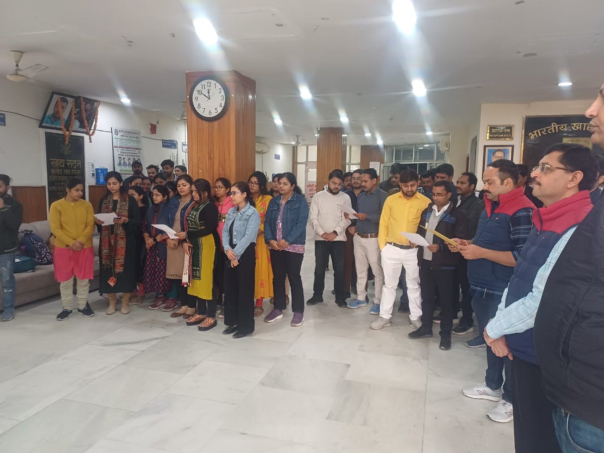FciLko's tweet photo. स्वच्छता पखवाड़ा 2024 के तहत आज भारतीय खाद्य निगम क्षे���्रीय कार्यालय लखनऊ में क्षेत्रीय कार्यालय के सभी अधिकारी एवं कर्मचारीगण द्वारा कार्यालय प्रांगण में स्वछता शपथ ली गयी| #SwachBharat #GarbageFreeIndia #SwachhataPakhwada2024
@FCI_India https://t.co/7ERI26yjbC
