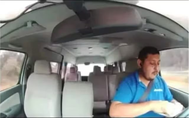 porqueTTarg's tweet photo. “Playa del Carmen”

Porque esta fue la foto previa al fatal accidente.

La imagen muestra al conductor de 33 años, fallecido tras el accidente, estacionado al costado de la autopista, comiendo su almuerzo.

Apenas unos instantes después, la camioneta Ertiga de la marca Suzuki en la que viajaban los turistas argentinos habría perdido el control por el exceso de velocidad al que iban y, por el estado de la ruta que estaba mojada, se habrían cruzado de carril e impactó contra el conductor estacionado.