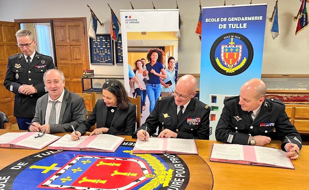 aclimoges's tweet photo. Signature par la rectrice @CDrucker_Godard d'une convention Classe Défense entre le collège d'Objat et l'école de gendarmerie de Tulle :
- découverte des métiers de la gendarmerie ;
- travail autour des compétences citoyennes ;
- interdisciplinarité. https://t.co/ldLmX2BQWK