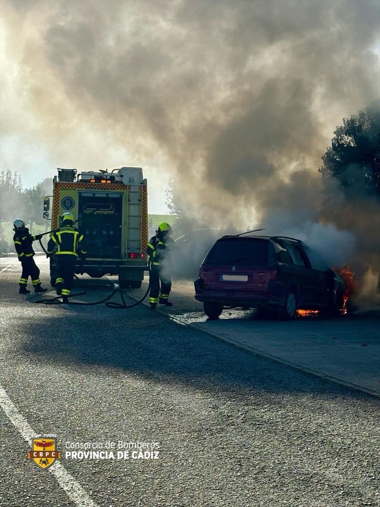 BomberosCbpc's tweet photo. 🔴#Incendio de #vehículo, en la tarde de ayer en #Jedula. Cuándo llega #Bomberos está ardiendo por la parte delantera que resultó afectada en su totalidad. También se ve afectada la fachada de una vivienda cercana. Sin daños personales. https://t.co/mq7pS8xZrN
