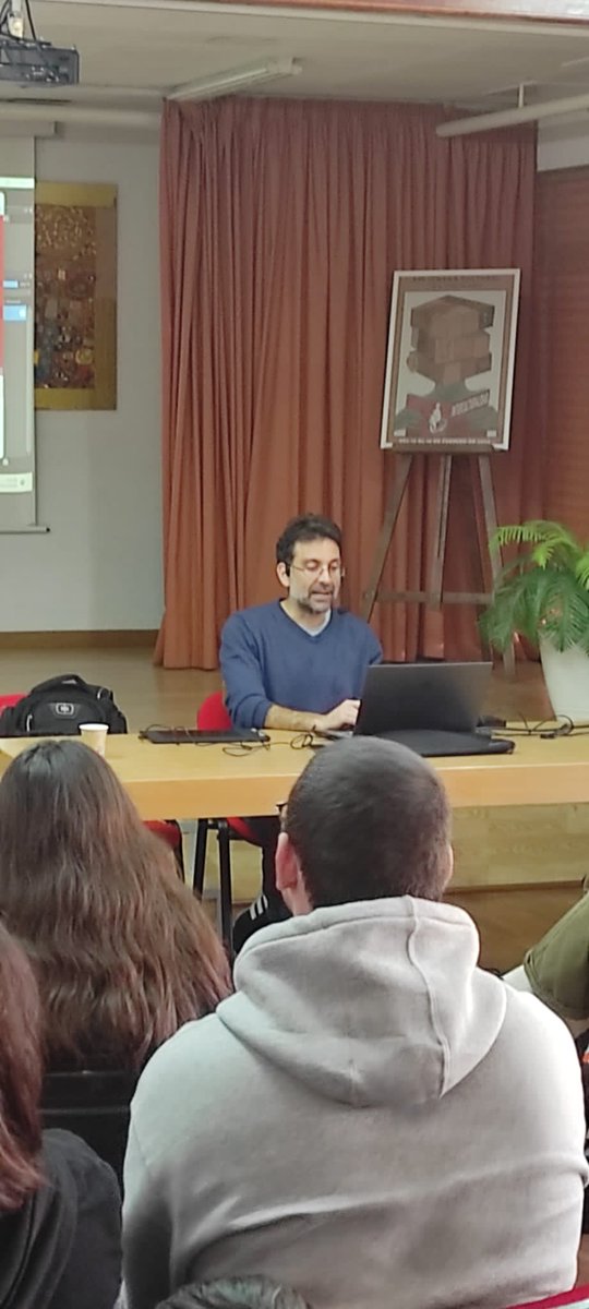 iesjoseplanes's tweet photo. El dibujante de Marvel, Salva Espin, ofreció a nuestros alumnos una clase en directo de cómo creó los  personajes más conocidos de Marvel. Gracias @SalvaEspin
por acudir a nuestro centro, por tu cercanía y por tu talento. https://t.co/MmLtqnydwS