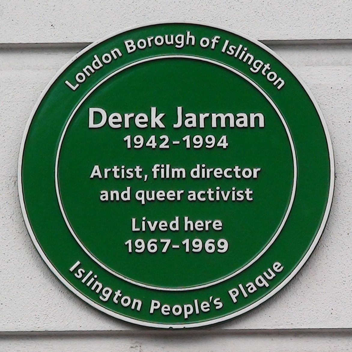 From 1967- 1969 Derek Jarman lived in Islington, in an artists’ co-op at 60 Liverpool Road For many people in the Islington LGBT community Derek Jarman was both an artist & an inspiration💙 Photo by Ray Dean: Derek Jarman at home in Islington in 1967 & Islington People's Plaque