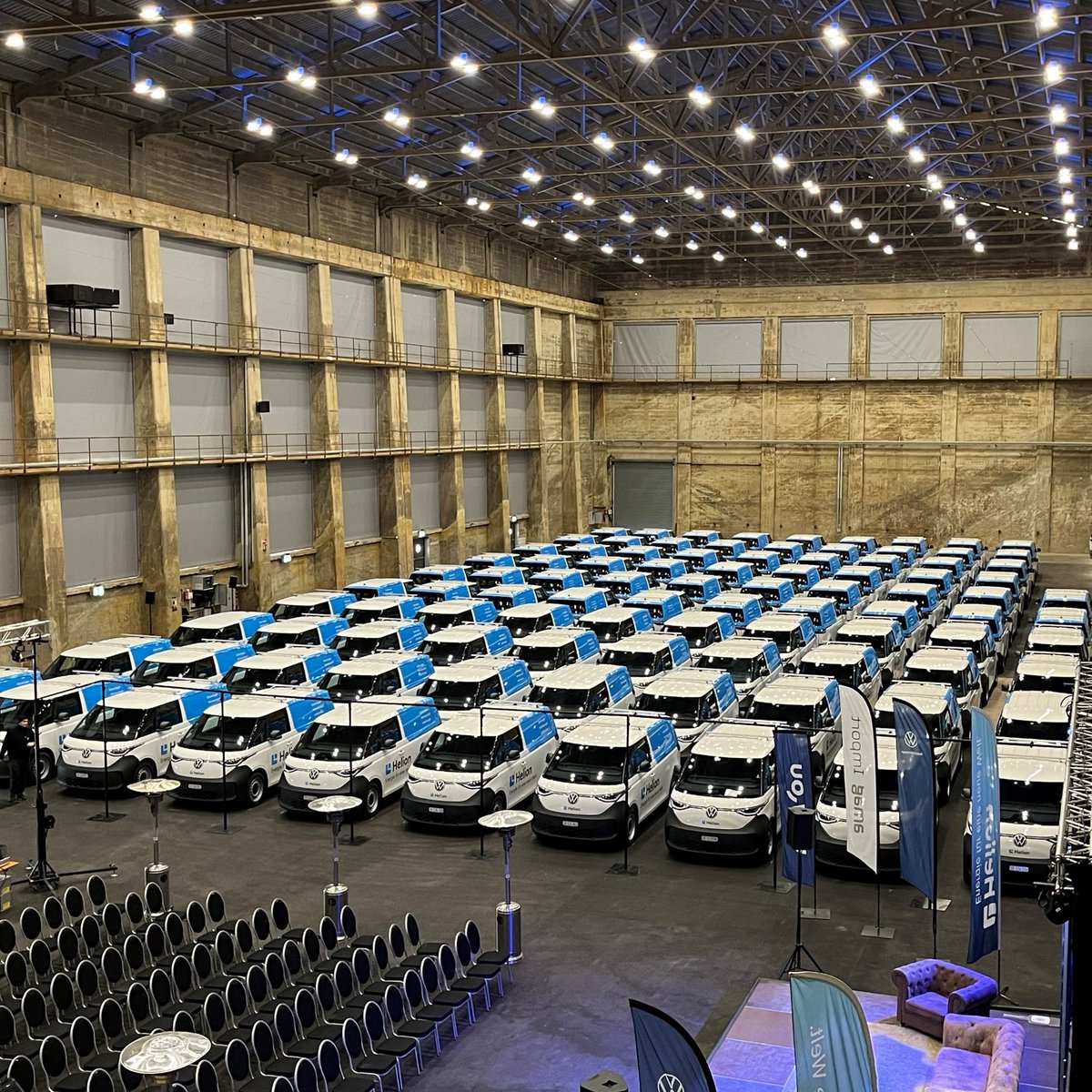 SortimoFR's tweet photo. Une magnifique livraison de nos confrères suisses pour @Helion_ch : 100 ID BUZZ Cargo électriques⚡️tous équipés en SR5 en 6 semaines !
Bonne route à tous ces nouveaux véhicules ! 🚚
#sortimo #mySortimo #innovation #HelionEnergyAG #sortimobygruau https://t.co/06gEa20j49