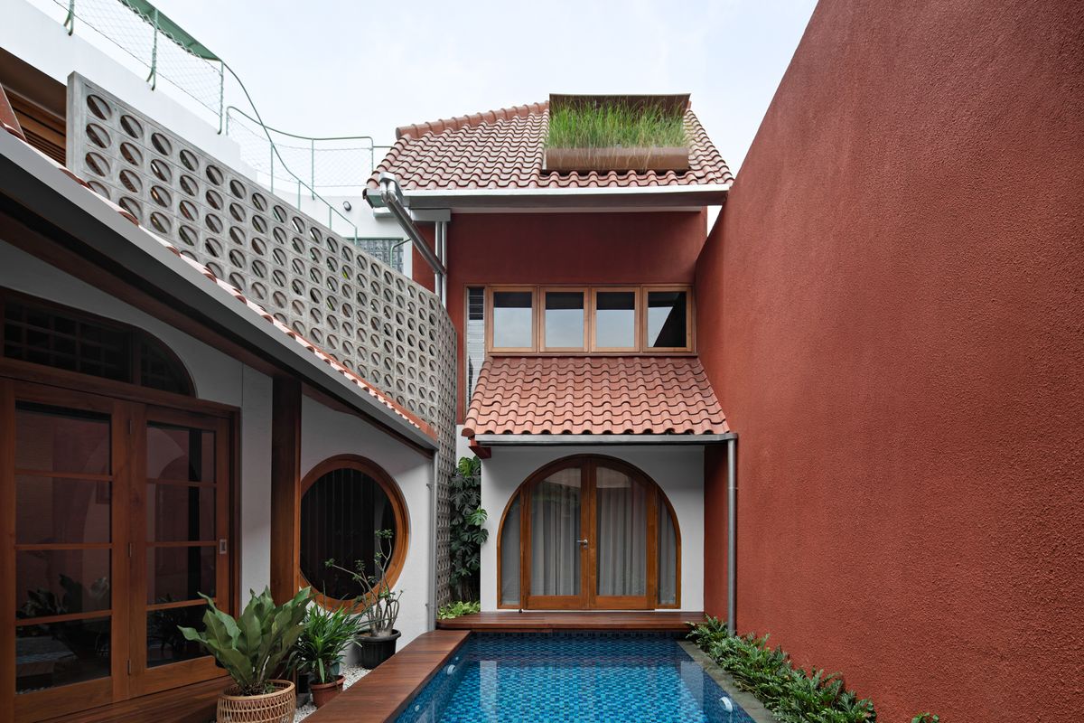 Architizer's tweet image. Inspired by the client's desire for a "messy design," this home embraces a unique layout for communal living. It pays homage to vernacular architecture, utilizing natural materials &amp;amp; featuring a standout joglo roof design.

Details: arc.ht/3wufW6o | 📍Jakarta, Indonesia