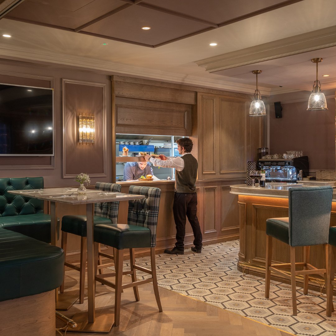 glenlo_abbey's tweet photo. Nestled in perfect coziness and serving the finest locally sourced ingredients, Palmers Bar &amp; Kitchen is the ideal spot to sit back and savor a delicious lunch. 

#PalmersBar #GlenloAbbey #PerfectLunch https://t.co/VEwukGSzLS