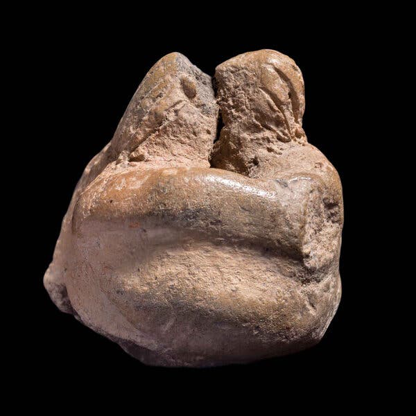 ⭕️ Who Kissed First? Archaeology Has an Answer. A married pair of researchers have “set the record straight” on the ancient history of smooching. ℹ️ nytimes.com/2024/02/13/sci…