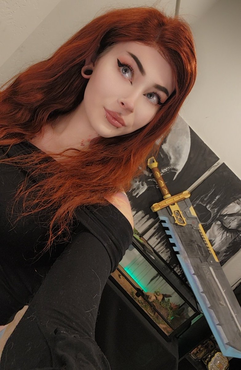 Just me casually posting up by my life size Buster Sword 😬 on display at twitch.tv/kshipa