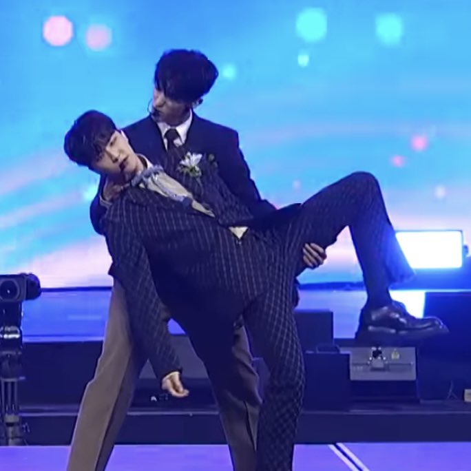 tiredmaltese's tweet photo. Fighting was released a year ago, but I just found out about this now 🥲 Dokyeom lipsyncs everytime this part comes up because he doesn't want to sing near Hoshi's ear as he knows he sings loudly. https://t.co/3KqWmaXFJc