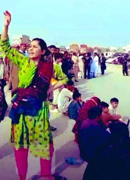Sindhleak's tweet photo. چند روز قبل سندھی قوم پرست ہدایت لوہار کو اس وقت قتل کردیا گیا جب وہ ڈیوٹی کے لیے اسکول جارہے تھے کہ اس دن سے ان کی بہادر بیٹی سسئی احتجاج کرتی ہے اور انصاف چاہتی ہے۔
#JusticeForHidayatLohar https://t.co/Ojb8EyKrre