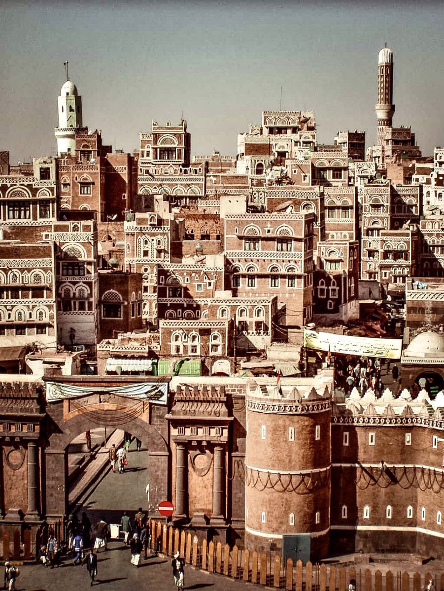 The Old City of Sanaa in Yemen is one of the oldest cities in the world, continuously inhabited for more than 2500 years. Meaning 'fortified palace', the city is a work of art in itself, & remains one of the greatest treasures of Arabia A thread on the Old City of Sanaa…