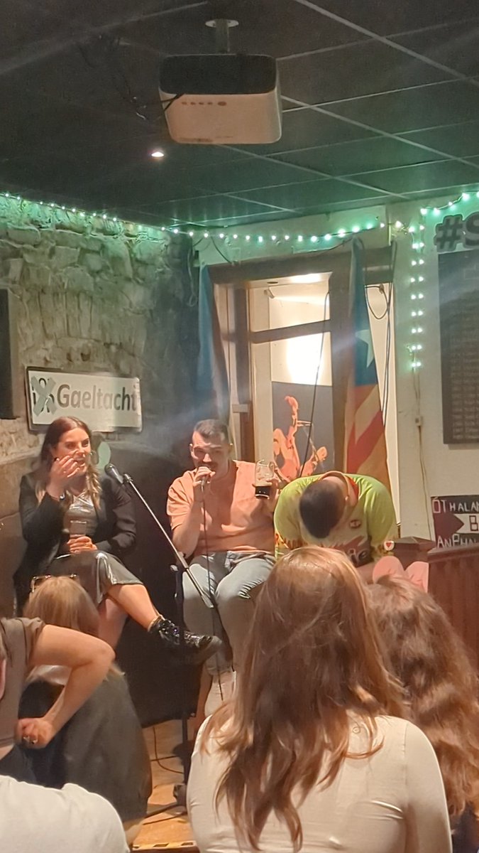 RaidioRiRa's tweet image. Bhí deireadh seachtaine den scoth againn ag freastal ar ghig beo @Seansalaithe agus imeacht Galentines na @gaelgals ar son Womens's Aid! Nach bhfuil scoth na gcraoltóirí againn?

Míle buíochas le @clubchonradh as fáilte a chur romhainn!

#raidio #gaeilge