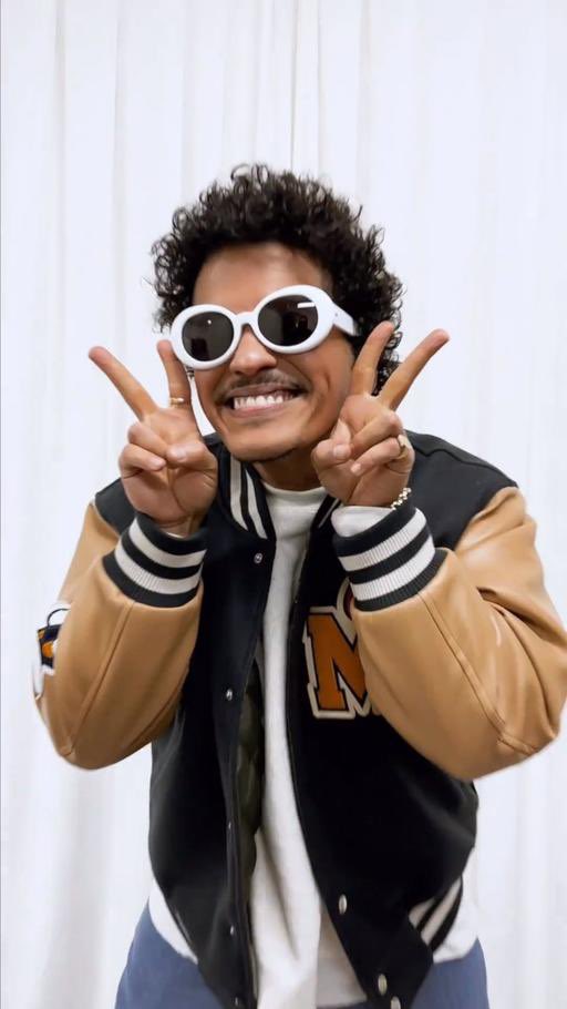 parang_kjh's tweet photo. 마스형 따라하고 뿌듯한 강아띠 🕶️💛

이제 때가 됐어요 
마스형이 재환이 DM에 응답할 때가

240218 엠투유
#KIMJAEHWAN #김재환 https://t.co/IF2OkbGjpr