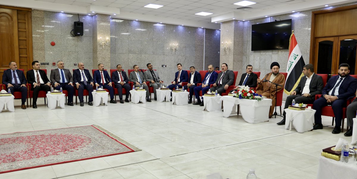 Ammar_Alhakeem's tweet photo. إلتقينا صباح اليوم رئيس وأعضاء مجلس محافظة بغداد، وباركنا لهم ثقة ناخبيهم والتئام مجلسهم، وبيّنا أن مجالس المحافظات ترجمة للامركزية التي اعتمدها الدستور العراقي، فيما أشرنا إلى أهمية تفعيل عمل مجالس المحافظات واستعادة الدور الذي قضم لصالح المركزية، وحمّلنا الحكومات المحلية مسؤولية الانتصار للامركزية. 
أكدنا أهمية تفعيل البعد الخدمي للحكومة المحلية، وشددنا على النزول الميداني والمضي بروح الفريق الواحد، وبيّنا طبيعة الترابط بين الخدمات والنظام السياسي في البلاد، ومغادرة العراق للصراعات السياسية والاجتماعية. 
شددنا على أهمية الارتقاء بالواقع الخدمي لأطراف بغداد بما يتناسب مع المساحة والحجم الحقيقي للتعداد السكاني، وضرورة التوزيع العادل للثروة، وأعربنا عن أسفنا للتدافع في بعض المحافظات حول المواقع،  كما دعونا إلى التكاملية مع أمانة بغداد مع الإفادة من التجارب السابقة للحكومات المحلية والمحافظين السابقين مع أهمية الاستقرار داخل الحكومات المحلية. 
دعونا لحلول وقتية وأخرى طويلة الأمد، وأكدنا أهمية الاهتمام بأبنية الحكومات المحلية من الناحية العمرانية والتصميمية.