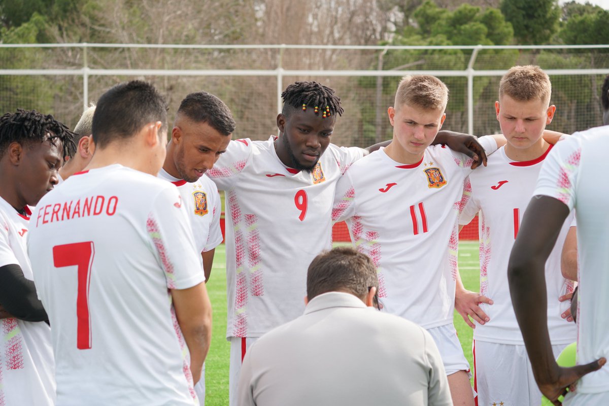 ACNUR España (@acnurspain) on Twitter photo ⚽️La Selección🇪🇸 de #Refugiados ya se prepara para la #UnityEuroCup, el torneo organizado por ACNUR y <a href="/UEFA/">UEFA</a>
El amistoso contra <a href="/dragoneslvpies/">C.D.E Dragones de Lavapies</a> y <a href="/AdcMalasana/">Malasaña Fútbol Base</a> demostró el poder del fútbol para integrar, motivar y unir a personas refugiadas y comunidad local
<a href="/rfef/">RFEF</a> <a href="/pinardi_oficial/">Pinardi Boscosocial</a> ⚽️La Selección🇪🇸 de #Refugiados ya se prepara para la #UnityEuroCup, el torneo organizado por ACNUR y <a href="/UEFA/">UEFA</a>
El amistoso contra <a href="/dragoneslvpies/">C.D.E Dragones de Lavapies</a> y <a href="/AdcMalasana/">Malasaña Fútbol Base</a> demostró el poder del fútbol para integrar, motivar y unir a personas refugiadas y comunidad local
<a href="/rfef/">RFEF</a> <a href="/pinardi_oficial/">Pinardi Boscosocial</a>