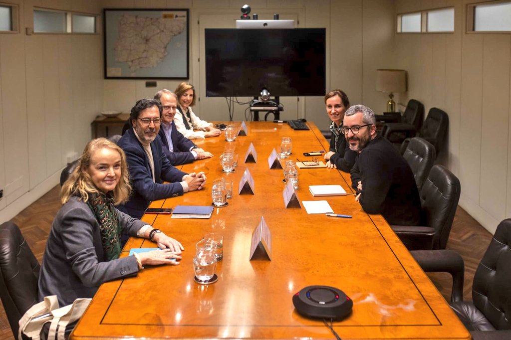 Hoy nuestro presidente, Dr. @1969carodriguez, y vicepresidente, Dr. @javierDcastro, se han reunido con la ministra de @sanidadgob, @Monica_Garcia_G, y el secretario de Estado de Sanidad, @javierpadillab, para abordar temas relevantes para la Oncología española. Abrimos🧵👇🏻