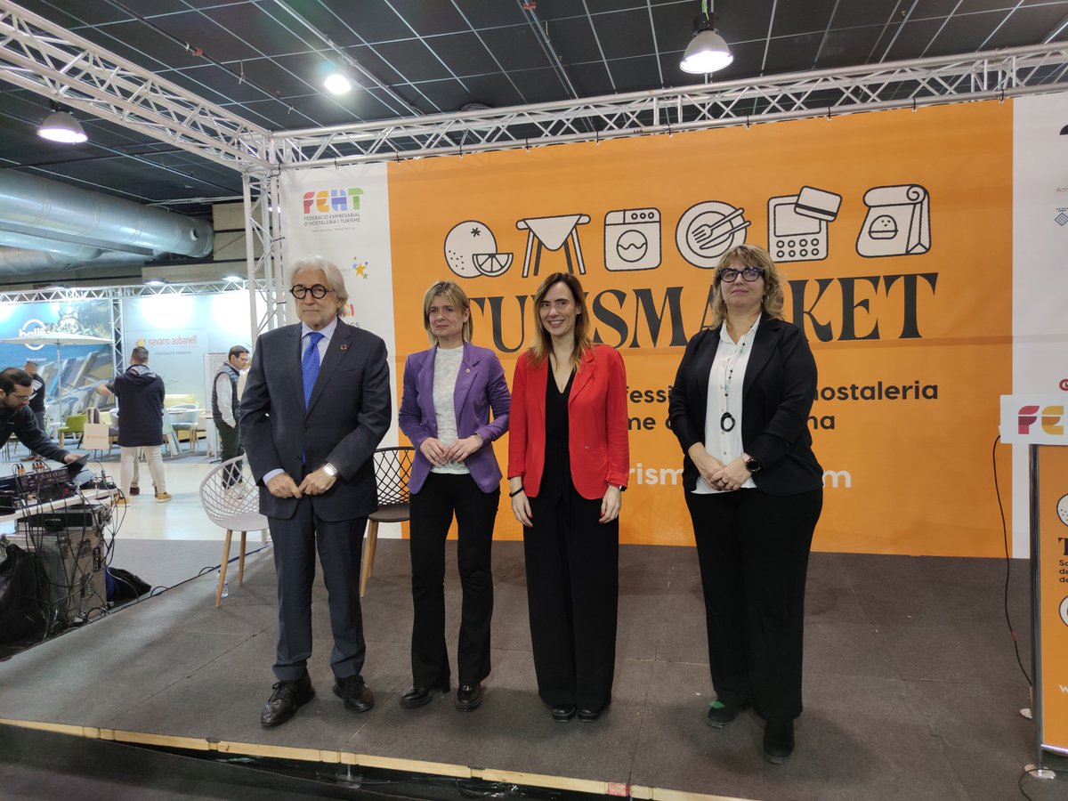 Dipta_cat's tweet photo. 🎙️avancem cap a un model turístic basat en la sostenibilitat i la qualitat. @nllaurado destaca la importància de la col·laboració i el lideratge compartit entre sector públic i privat per impulsar el nostre turisme cap a nous horitzons a la inauguració de la 1a fira #Turismarket https://t.co/0vqc7PRodn