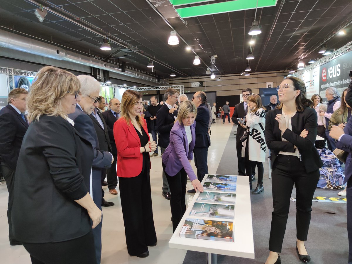Dipta_cat's tweet photo. 🎙️avancem cap a un model turístic basat en la sostenibilitat i la qualitat. @nllaurado destaca la importància de la col·laboració i el lideratge compartit entre sector públic i privat per impulsar el nostre turisme cap a nous horitzons a la inauguració de la 1a fira #Turismarket https://t.co/0vqc7PRodn