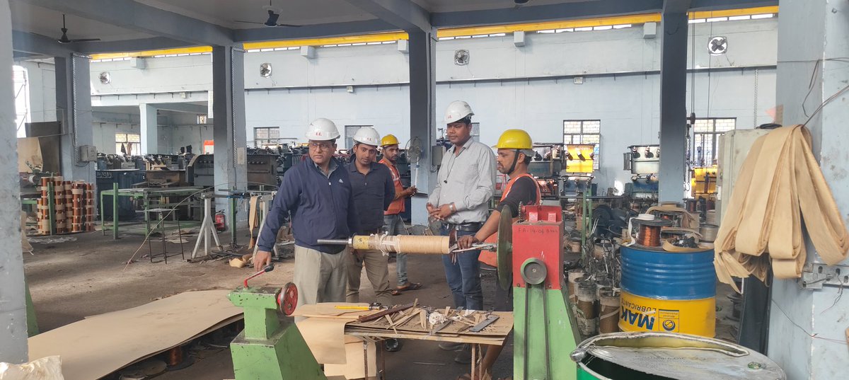 jeworkshopltp's tweet photo. अधिशासी अभियंता विद्युत परीक्षण खण्ड ललितपुर द्वारा विद्युत कार्यशाला केंद्र ललितपुर का निरीक्षण कर परिवर्तकों की गुणवत्ता की जांच की गई एवं अपने समक्ष सैंपल टेस्टिंग करवाई गई। @MDDVVNL @mduppcl @DvvnlDirectorT @dvvnllalitpur2 @dvvnlhq @Rakeshsbly @EMofficeUP https://t.co/2XxdaRsoMI