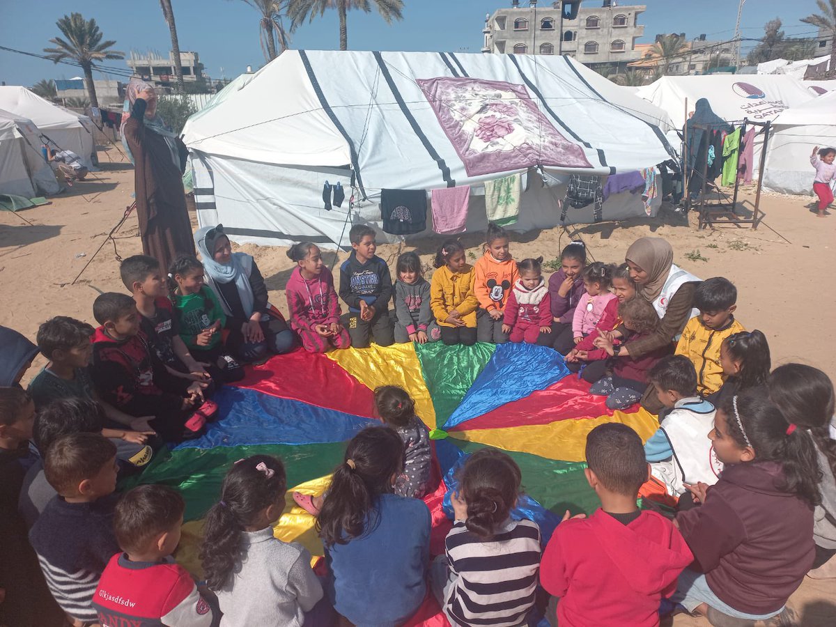 📍The Palestine Red Crescent teams are implementing recreational activities and psychological support for displaced children at the field hospital camp in #Rafah.