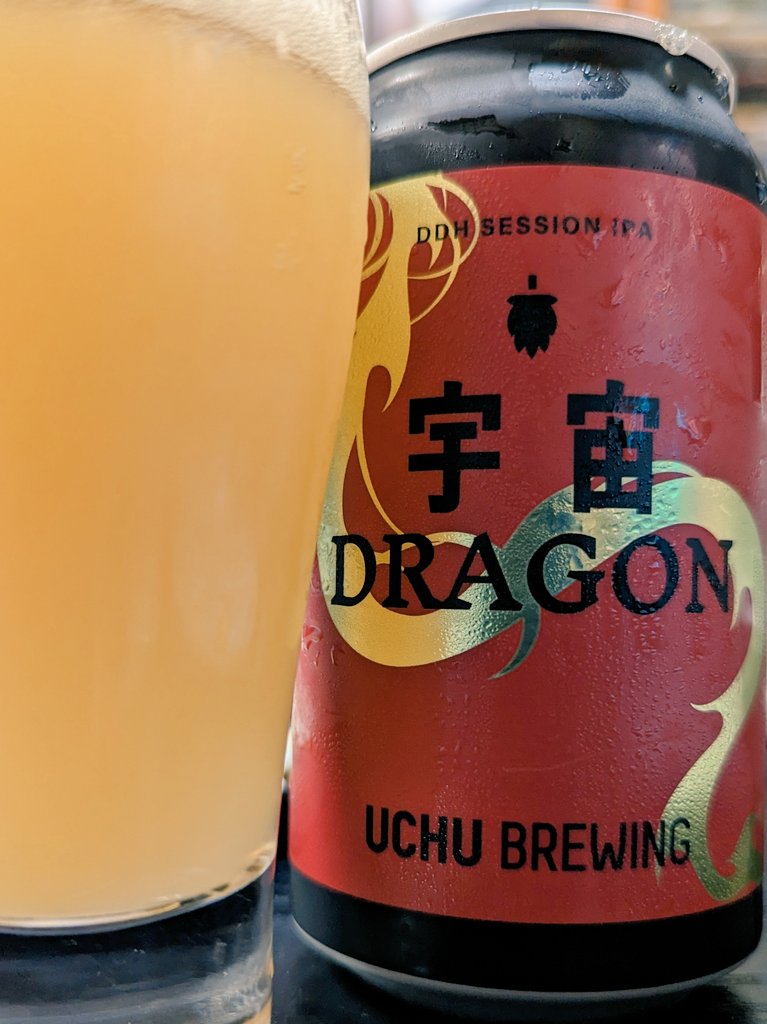 tornador69's tweet photo. 今夜のビール。
宇宙ドラゴン。
かつてマスター・ツカーダが #うちゅうの暗黒面 に堕ちるきっかけになったビール((((;゚Д゚))))ガクガクブルブル
柑橘の香り、爽やかな酸味、苦み、ほんのり渋み。
美味い。
ごちそうさま🍺
#うちゅうブルーイング
#UchuBrewing
#宇宙DRAGON
#DDHSessionIPA https://t.co/QGYUgtm94x