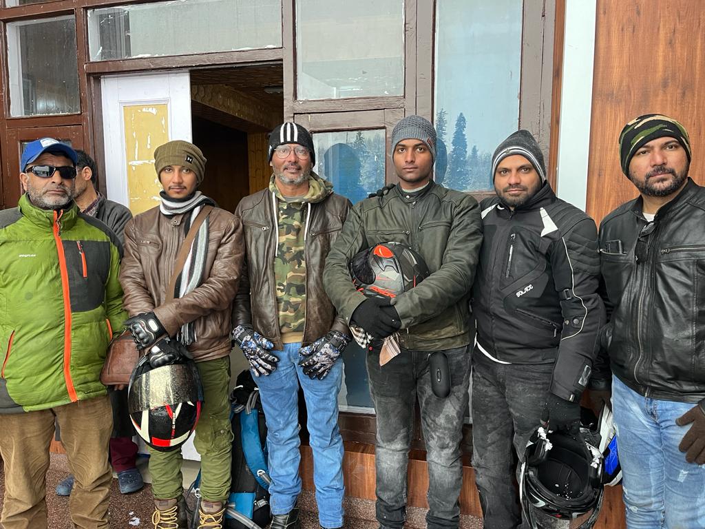 CEODDA's tweet photo. Five tourists were stuck in the snow at Dodhpathri, who were rescued by Staff of Dodhpathri... https://t.co/qjrftocVnG
