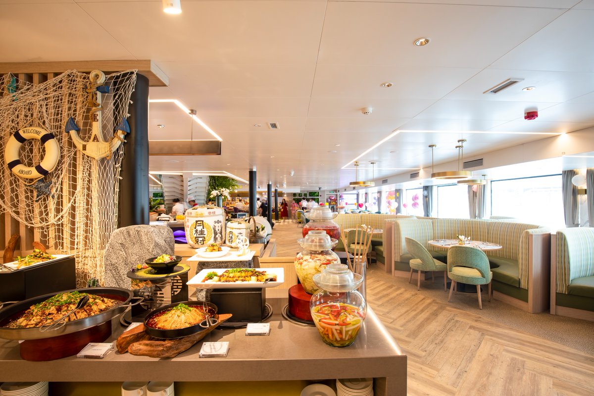 CenturyCruises's tweet photo. Indulge in the breathtaking vistas of the Yangtze River at Globe restaurant. 🚢✨ Wherever you look, beauty is guaranteed! 😍 

#TravelGoals #CruiseLife #YangtzeRiver #LuxuryDining 🌐 #GradnCenturyCruises https://t.co/KHtwFrzKEa