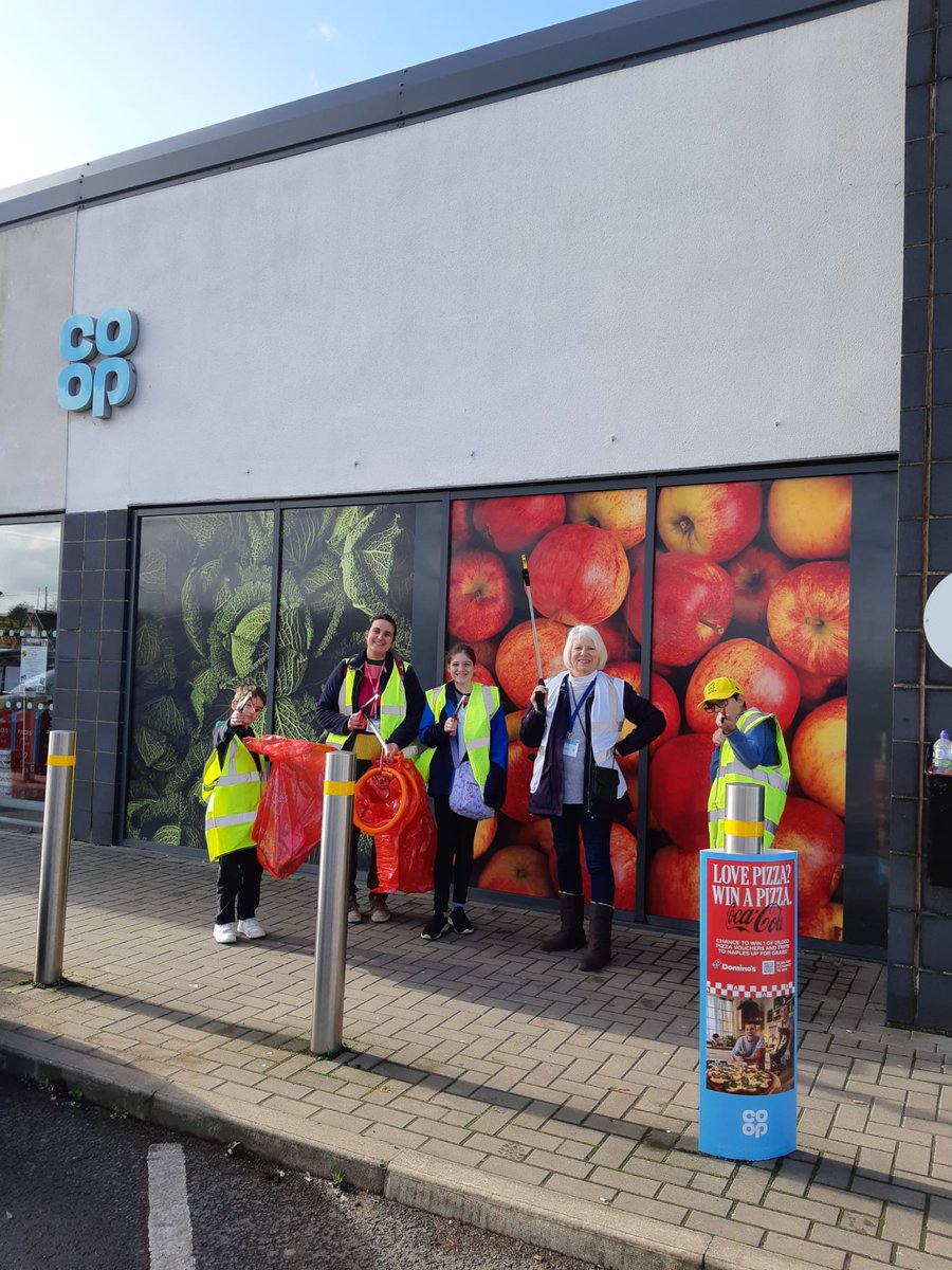 Member Pioneer @mim170680 and @coopuk#Dunscroft store manager @PaulaDa96396583 on their litter pick with local cause Hatfield Heroes Youth Group #supportyourcommunity #memberprices