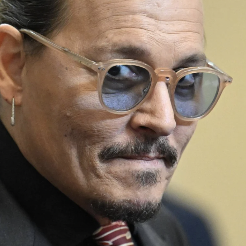 May89289548's tweet photo. #JohnnyDepp paid fake #RUSSIAN  #bot accounts  to attack #AmberHeard creating a social media circus  #Depp then capitalized on fan's  sympathy, a to promote his worthless #NFTs, poster art to unsuspecting fans, cashing in $4.5 million via his company NeveFearTruth #RETWEET #EvilL https://t.co/xH67t9w5fq